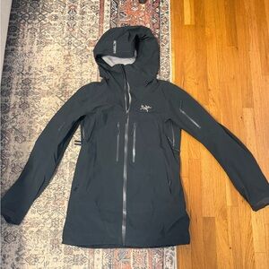Arc’teryx Women’s Sentinel LT GORE-TEX jacket in color Enigma - size small